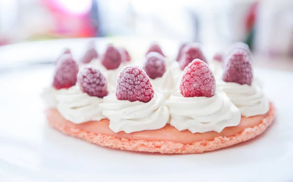 Raspberry Cake with Macarons — Stock Photo, Image