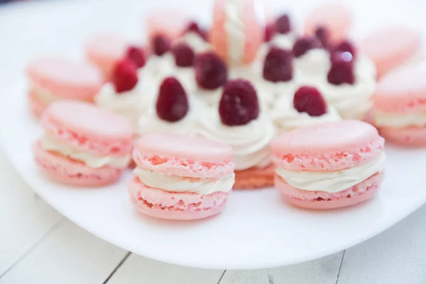 Hallon tårta med Macarons — Stockfoto