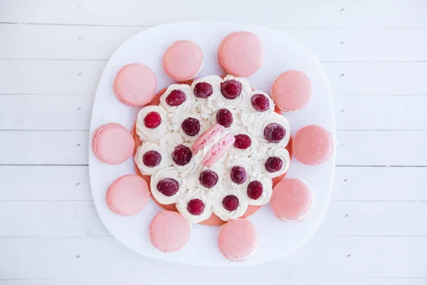 Raspberry Cake with Macarons — Stock Photo, Image