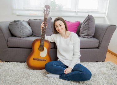 akustik gitar ile kadın
