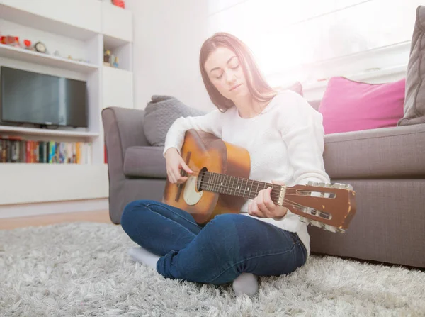 Femme jouant de la guitare acoustique — Photo