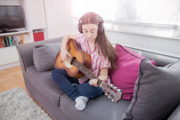 Kadın akustik gitar çalıyor. — Stok fotoğraf