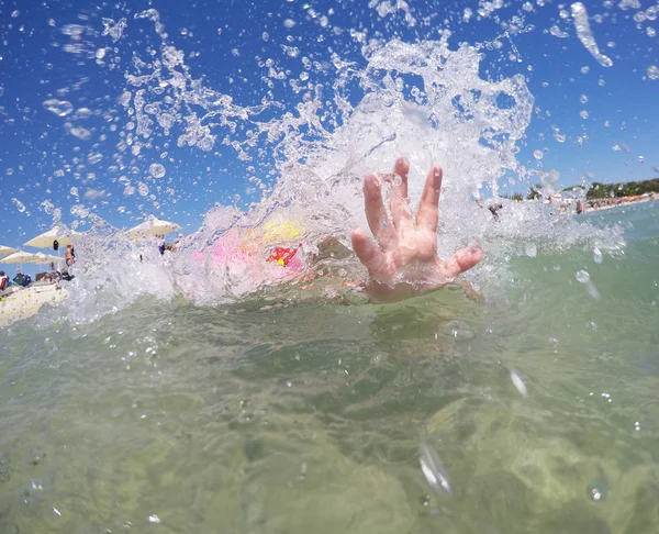 Mão Cortando Água Praia Verão — Fotografia de Stock