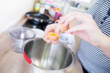 Erkek break yumurta eller.