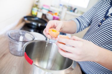 Erkek break yumurta eller.