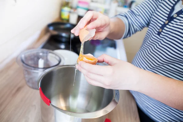 Le mani femminili rompono l'uovo — Foto Stock