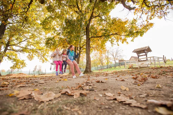 Feliz família ao ar livre Relaxe — Fotografia de Stock