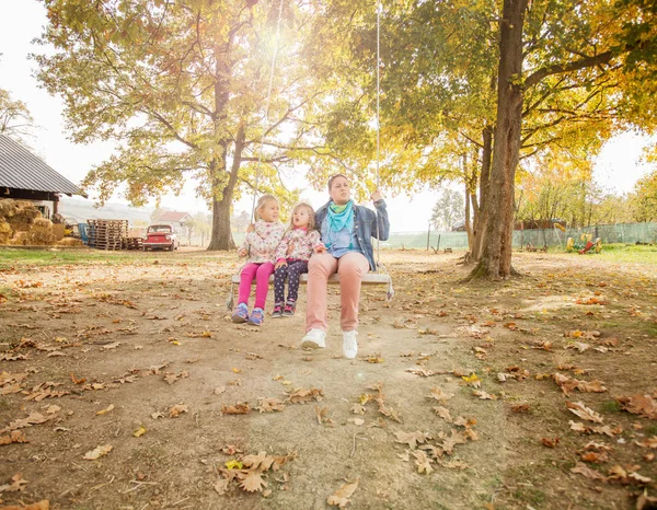Lycklig familj utomhus Relax — Stockfoto