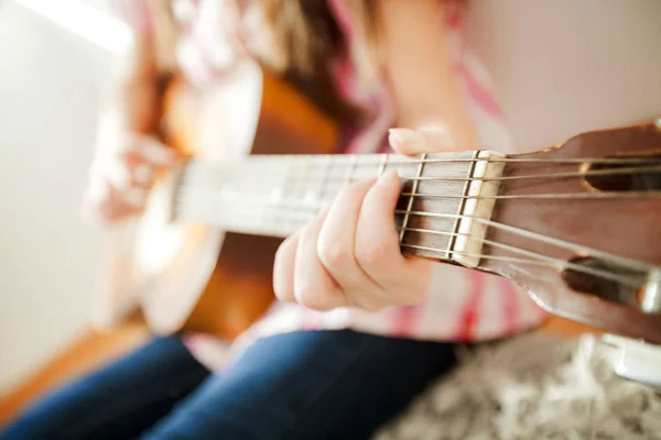 音楽若い女性 古典的なギター 認識できない人女性の手 — ストック写真
