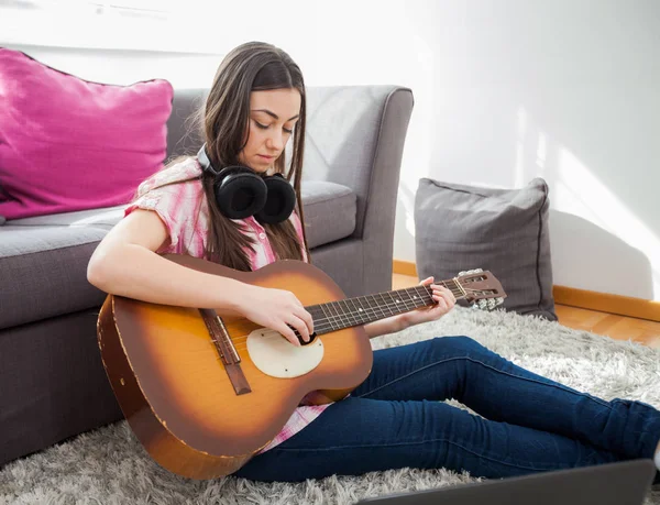 Belle Jeune Femme Avec Guitare Acoustique Maison — Photo