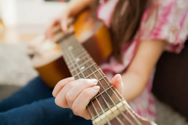 Musique Jeune Femme Main Féminine Jouant Guitare Classique Personnes Méconnaissables — Photo