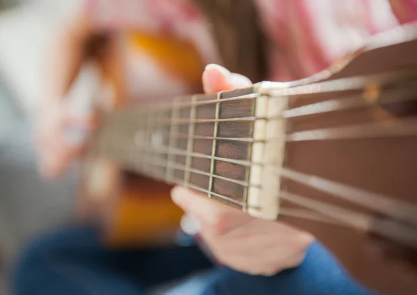 Música Joven Mano Femenina Tocando Guitarra Clásica Personas Irreconocibles —  Fotos de Stock