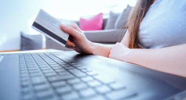 Evde online alışveriş.