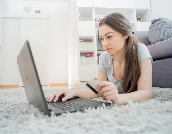 Compras online em casa — Fotografia de Stock