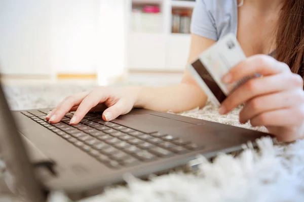 Shopping online a casa — Foto Stock