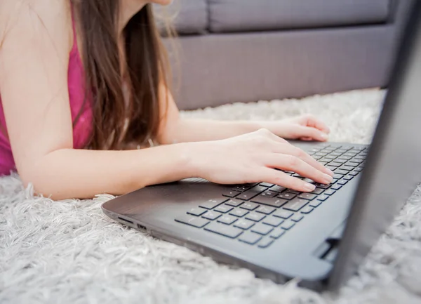 Femmina utilizzando laptop — Foto Stock