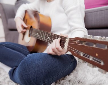 Müzik kadın oyun akustik gitar