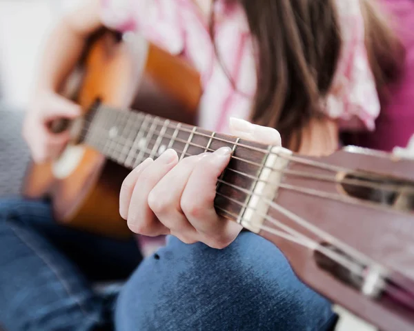 Музична жінка грає на акустичній гітарі — стокове фото