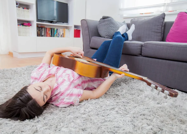 Akustik Gitar Evde Beyaz Kadın Müzik Rahat Kıyafetler Rahat Ile — Stok fotoğraf