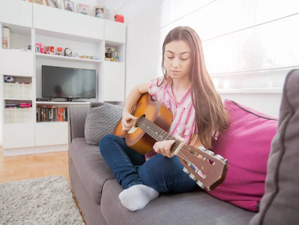 Bella Giovane Donna Con Chitarra Acustica Casa — Foto Stock