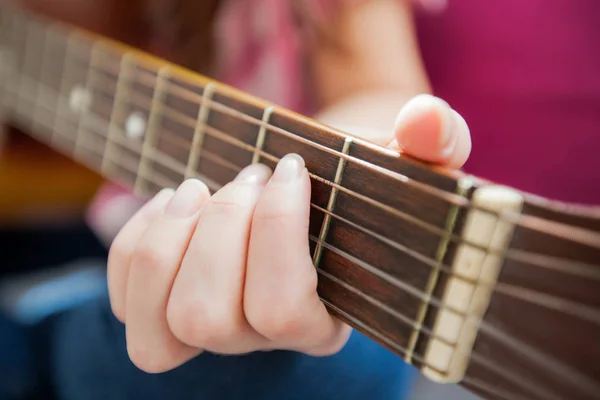 女性手演奏在声学吉他 辨认的人 — 图库照片