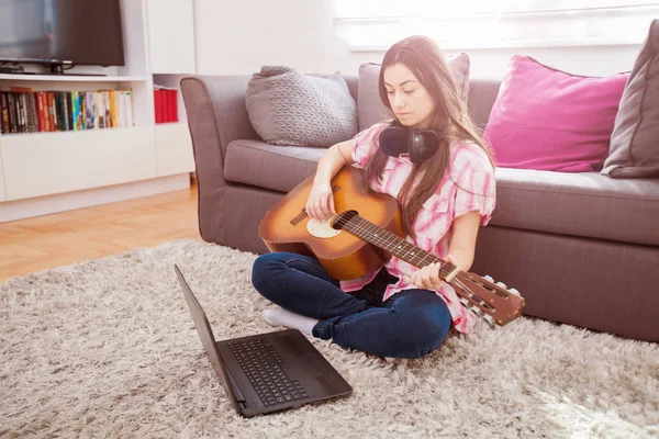 Beautiful Young Woman Learn Playing Acoustic Guitar Internet Laptop Home — Stock Photo, Image