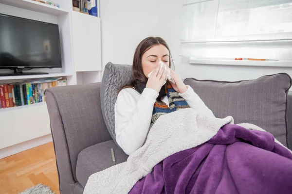 Mujer joven enferma en casa — Foto de Stock