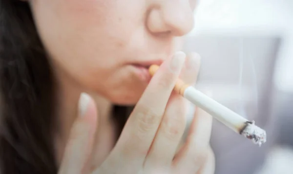 Mujer fumando cigarrillo — Foto de Stock