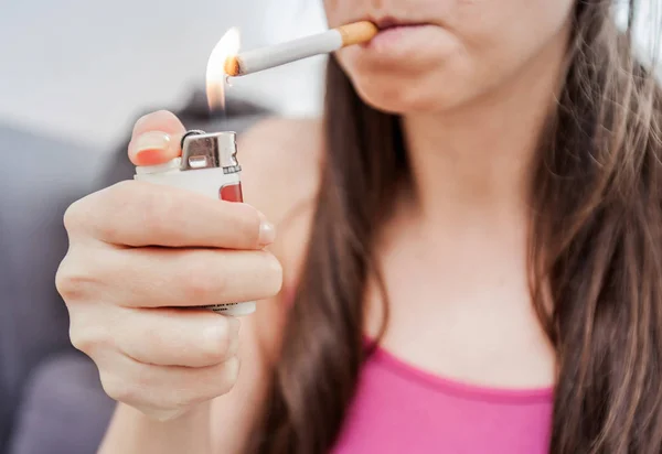 Mujer enciende cigarrillo —  Fotos de Stock