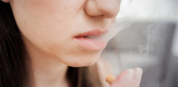 Frau raucht Zigarette — Stockfoto