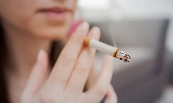 Mujer fumando cigarrillo — Foto de Stock