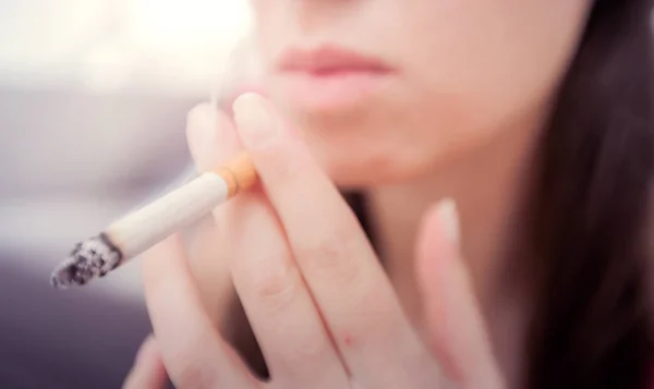 Frau raucht Zigarette — Stockfoto
