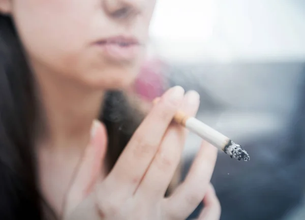 Kobieta palenia papierosów — Zdjęcie stockowe