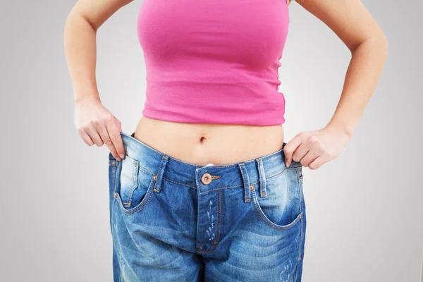 Schlanke Frau in Jeans — Stockfoto