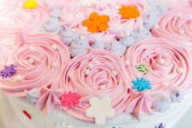 Madalyalı doğum günü pastası.