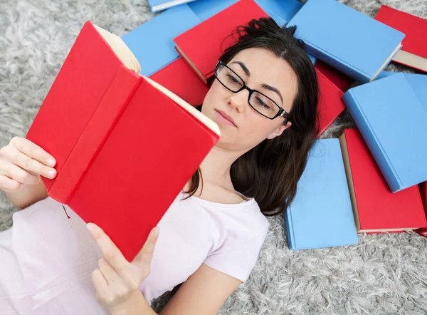 Leyendo un Libro Mujer joven —  Fotos de Stock