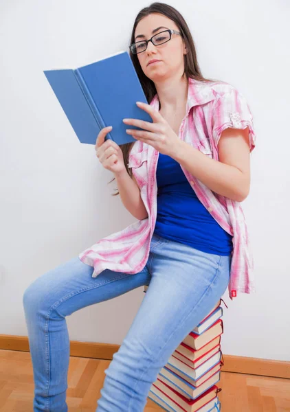 Lesen eines Buches junge Frau — Stockfoto