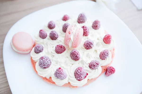 Raspberry Cake with Macarons — Stock Photo, Image