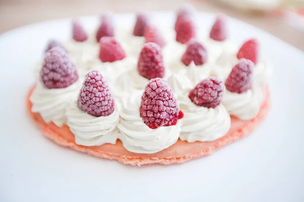 Raspberry Cake with Macarons — Stock Photo, Image