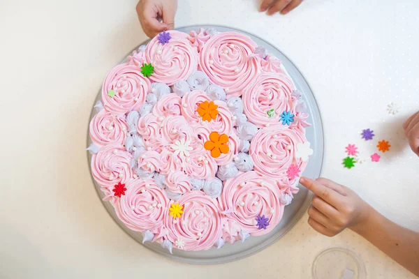 Decorating Birthday Cake — Stock Photo, Image