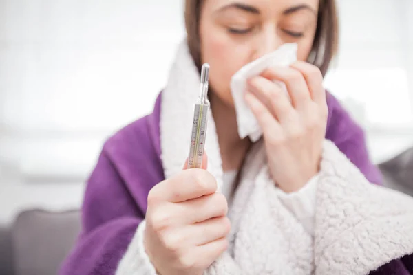 Jonge vrouw ziek thuis — Stockfoto