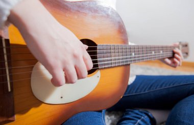 Eller erkek evde, akustik gitar çalmak yetenekli tanınmaz müzik kadın  