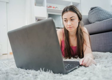 Online alışveriş, erkek, dizüstü bilgisayar kullanarak Internet üzerinden ev satın alma 