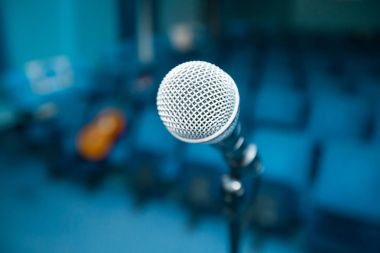 Mikrofon üzerinden bulanık boş toplantı salonu