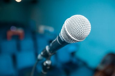 Mikrofon üzerinden bulanık boş toplantı salonu