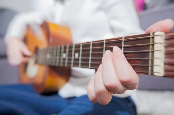 Manos Femeninas Tocando Guitarra Acústica Casa Talentosa Mujer Música Irreconocible —  Fotos de Stock