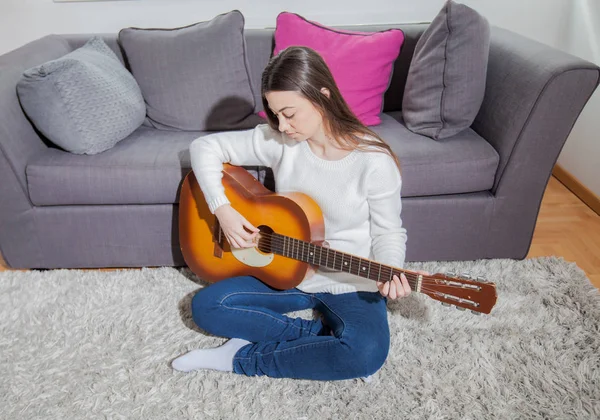 Joyeux Jeune Femme Avec Guitare Acoustique Maison — Photo
