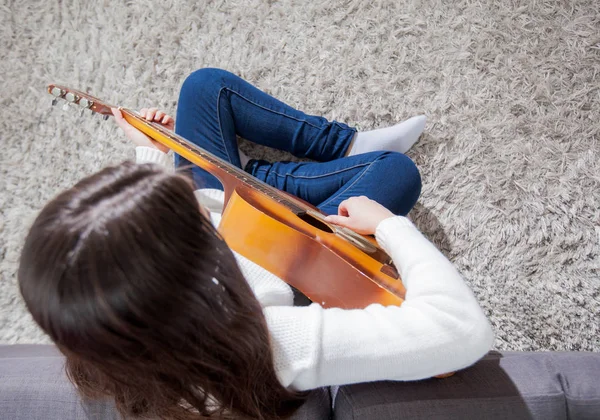 Felice Giovane Donna Con Chitarra Acustica Casa — Foto Stock