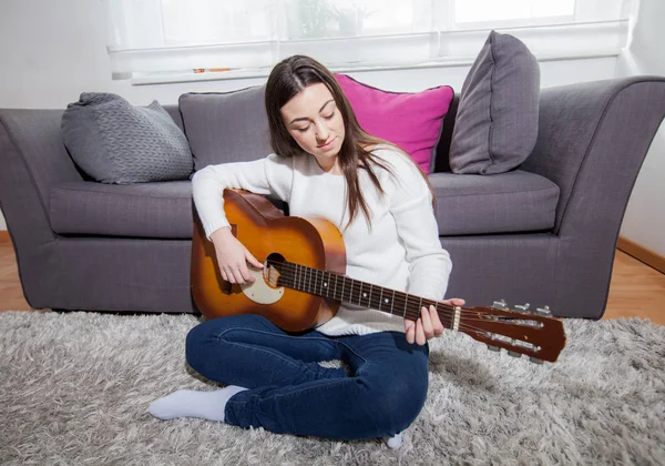 Joyeux Jeune Femme Avec Guitare Acoustique Maison — Photo