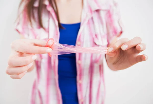 Sex Protecție Condiții Siguranță Femeie Care Prezintă Prezervativ — Fotografie, imagine de stoc